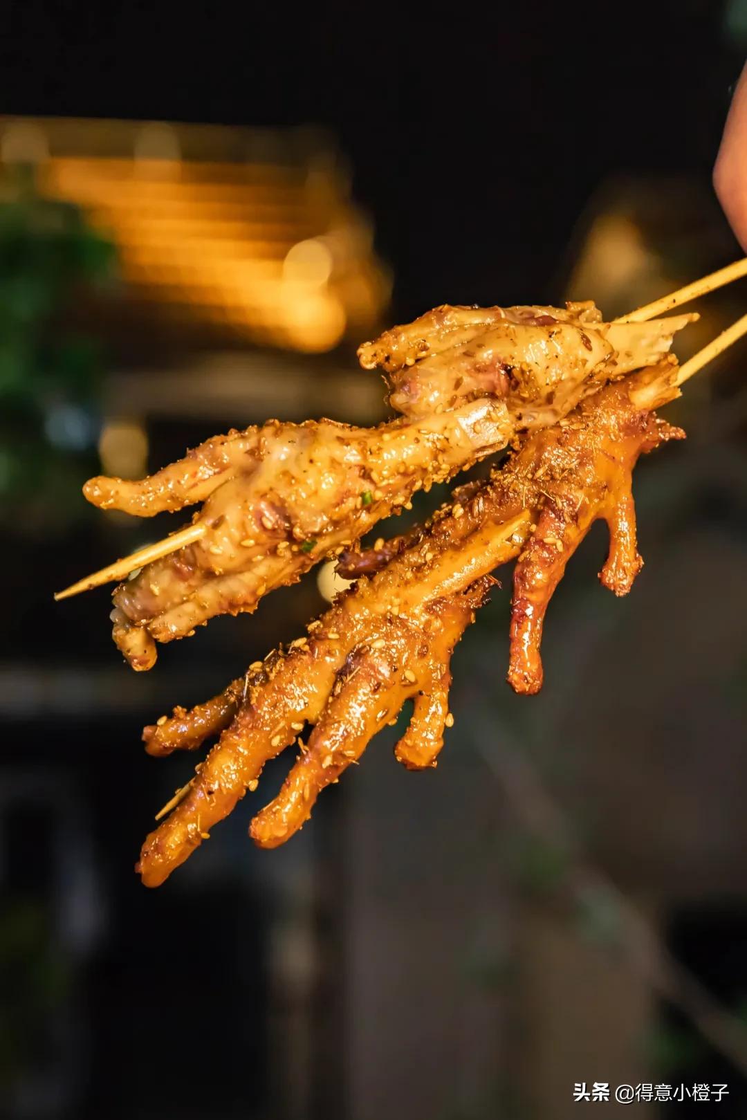 楼顶喝酒看日出,楼顶喝酒夜景视频实拍