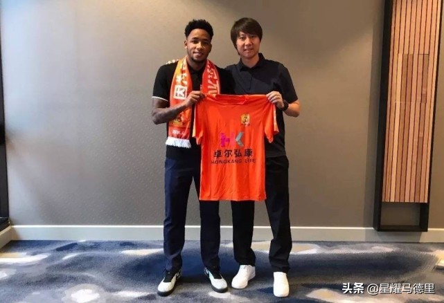 壕气冲天？中超外援喜提纯金打造的手机壳！他在卓尔年薪近2800万