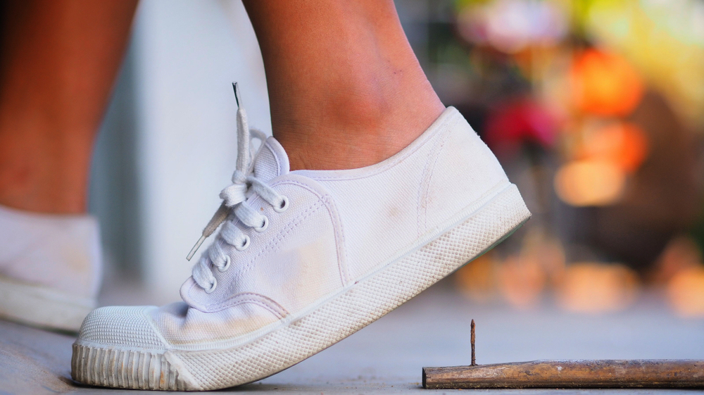 被铁钉划破皮出血多久排除破伤风,被铁钉扎出血了一定要打破伤风吗