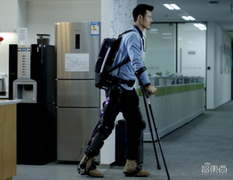 一个人背100斤外卖上楼不叫事,人工智能机器人送餐视频