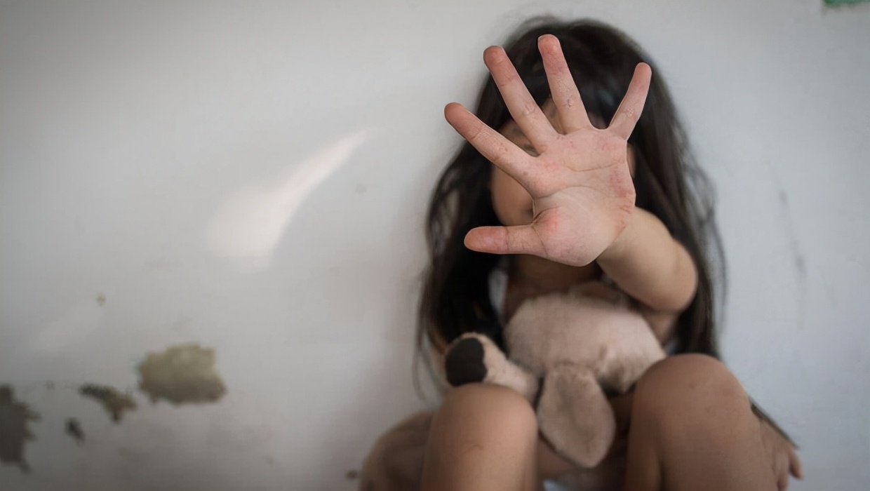 教师实名举报遭猥亵涉事校长获刑,校长猥亵多名残障学生获刑三年半