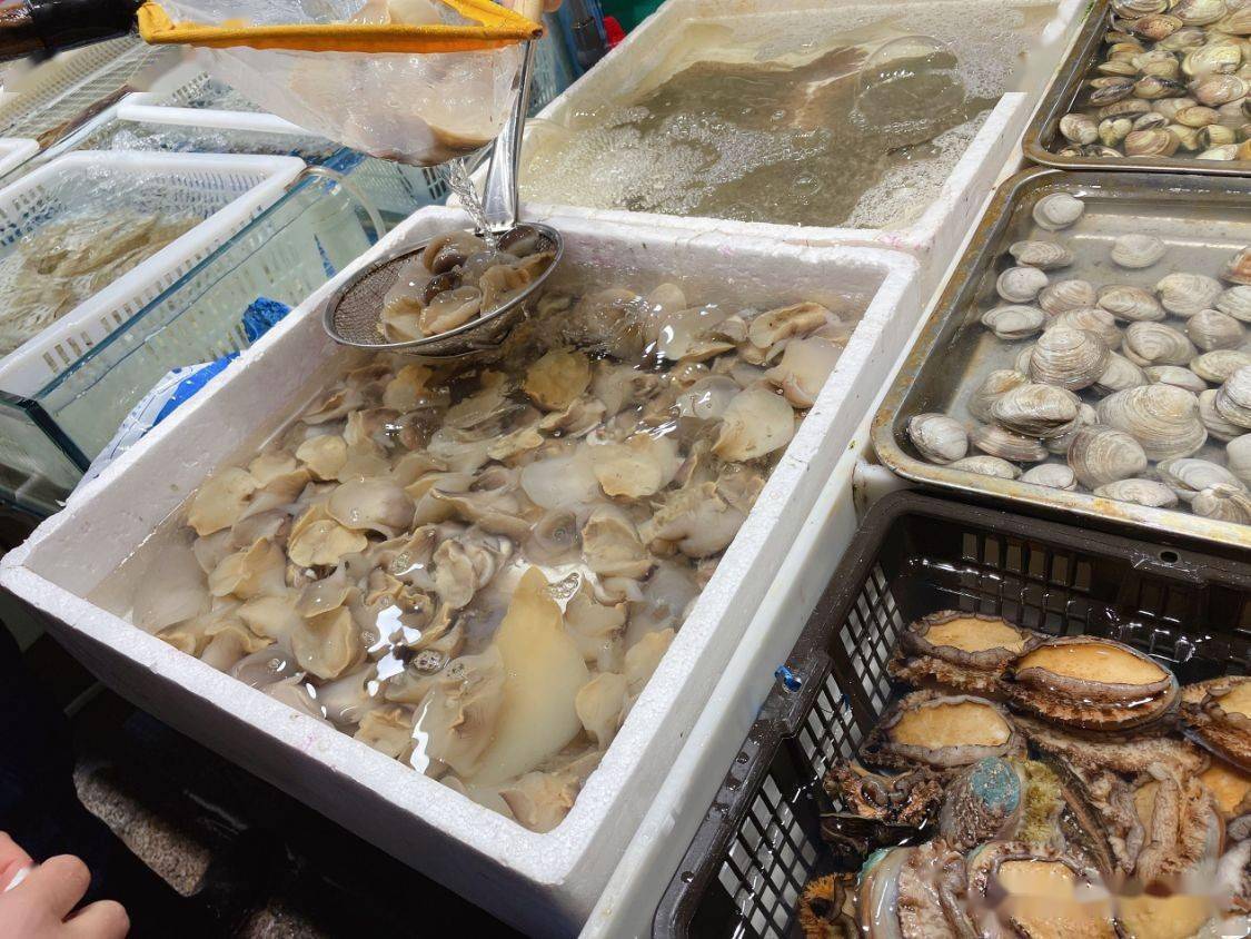 海鲜市场猫腻多购买海鲜需谨慎,买海鲜应该这样买才不会上当