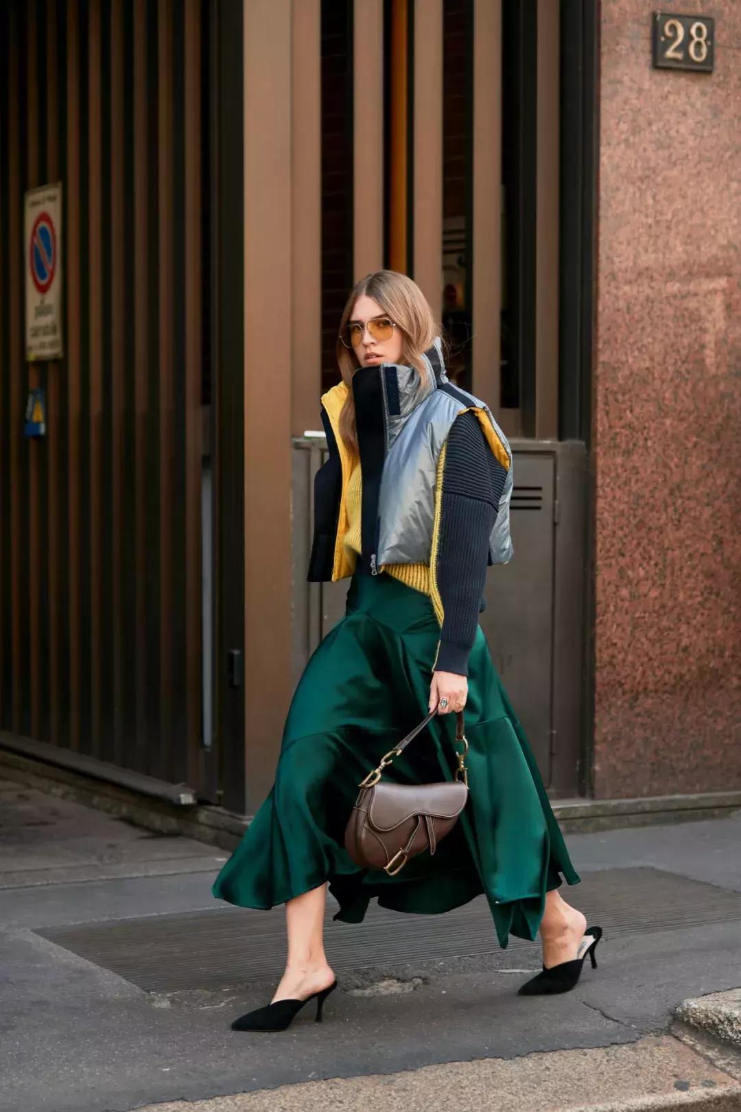 冬天羽绒服内搭怎么穿保暖又时尚,衣柜放久的羽绒服和外套