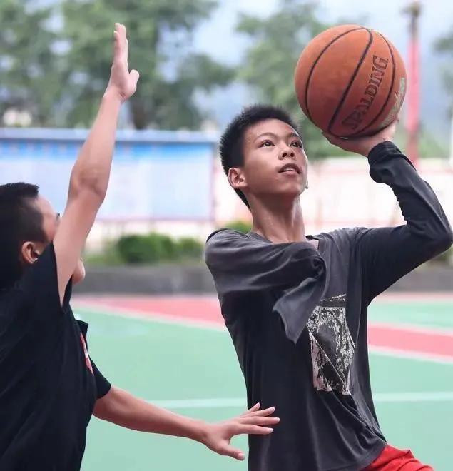 中国篮球独臂少年圆梦,独臂篮球少年圆梦