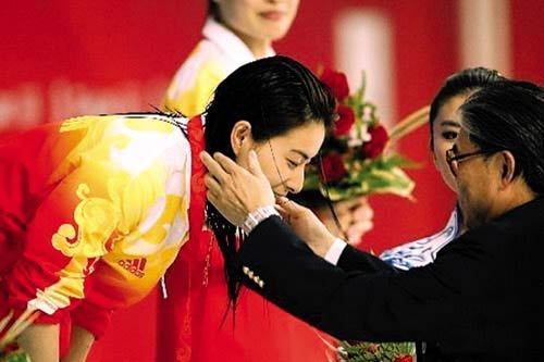 霍英东做了什么?他感动中国,国葬礼遇,港澳顶流人物为他抬棺