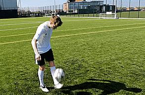 初学者足球颠球教学视频,单脚足球颠球教学初学者