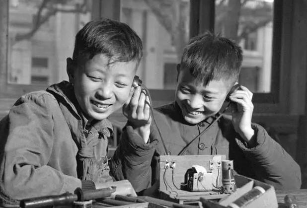 五十年代不用电的收音机,六七十年代的收音机需要电吗