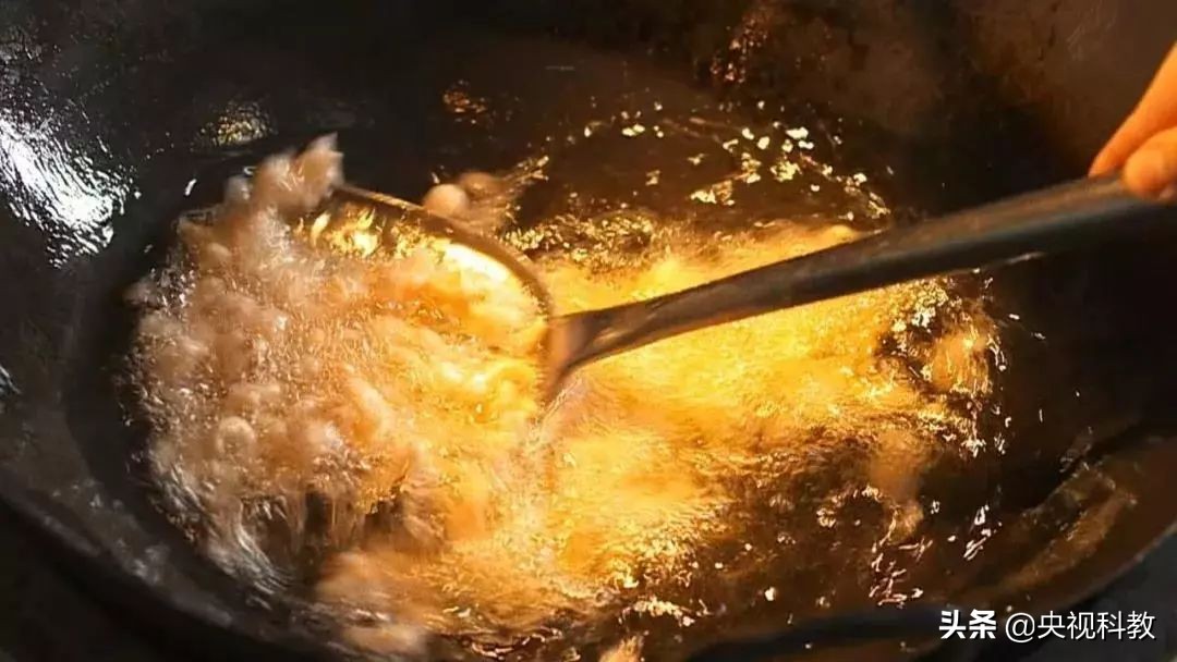 油锅着火不要慌,油锅起火时不正确的扑救方法