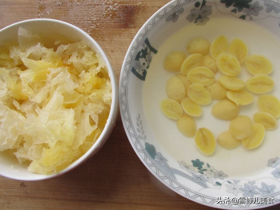 妈给我带了一兜白果，告诉我常做个汤喝，对身体好