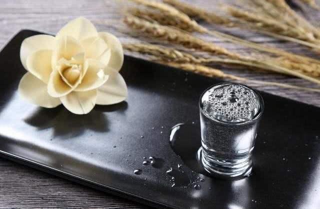 青花郎与酱香型白酒哪个好喝,中国两大酱香白酒之一青花郎广告