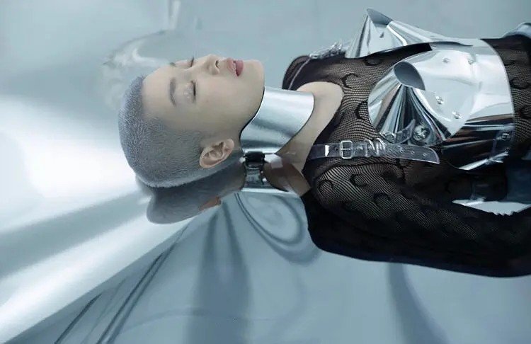 周冬雨这套搭配格外休闲时髦,周冬雨寸头造型时尚搭配秘籍