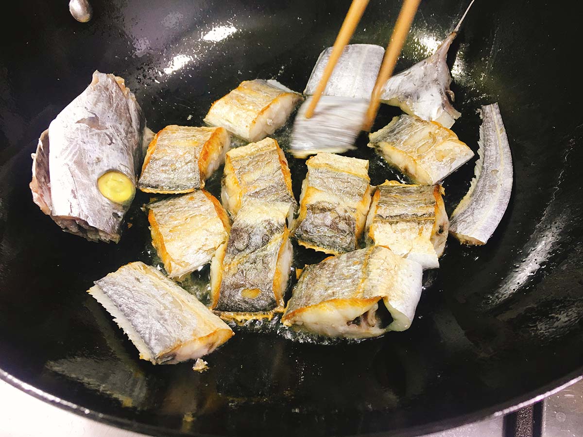 如何不带粉煎带鱼不粘锅又不烂,不用胡椒粉不要裹粉的带鱼怎么煎