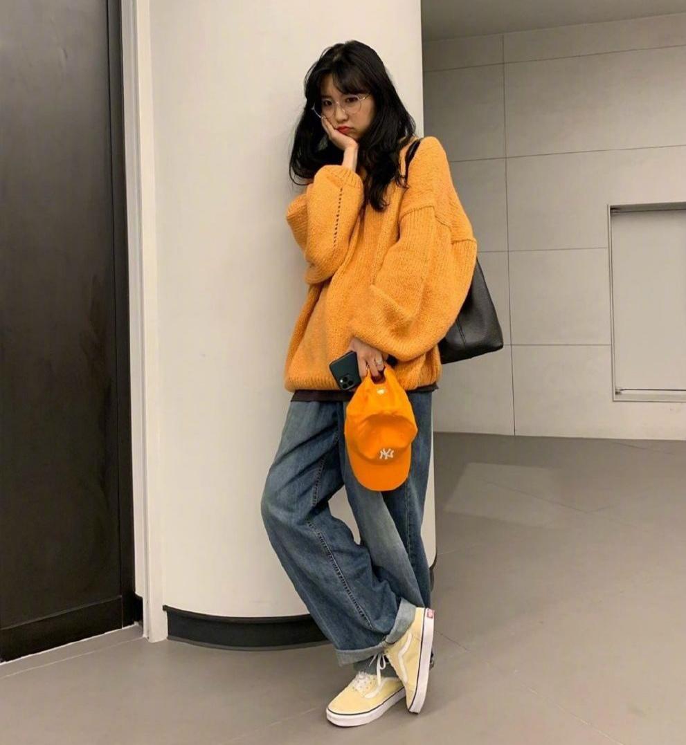 黑色大衣搭配什么颜色毛衣显高级,内搭毛衣也不含糊穿上这些美到爆