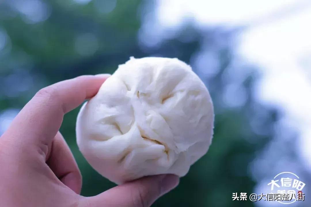 探店：信阳这家十年无名包子铺，据说排队到腿软也要吃？