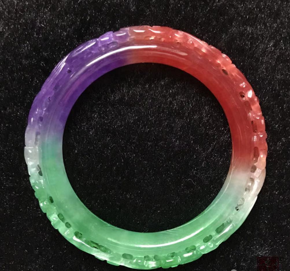 翡翠手镯基本知识大全,翡翠手镯的鉴赏方法和技巧