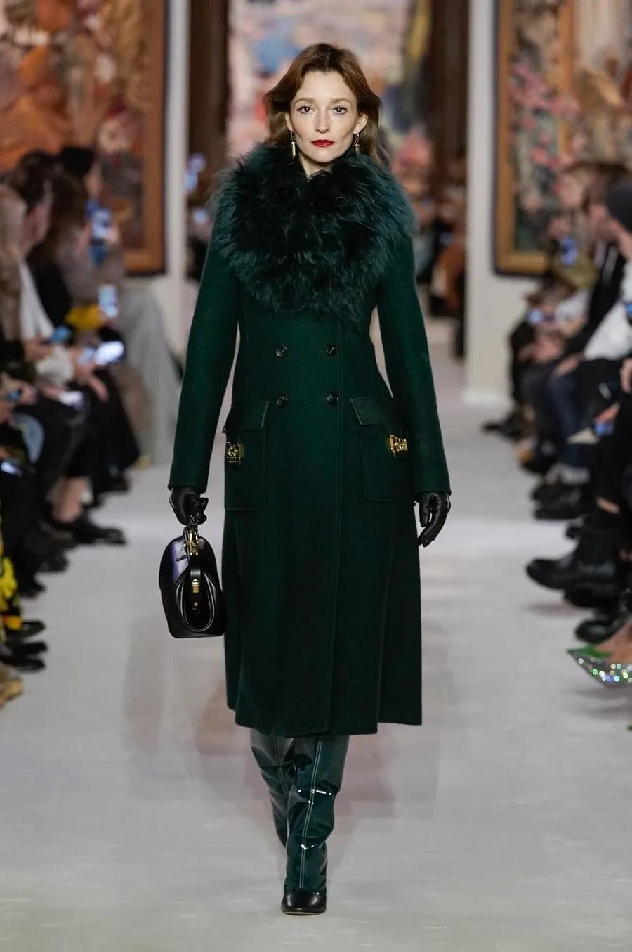 2022巴黎时装周秋冬大衣,2020秋冬巴黎时装周