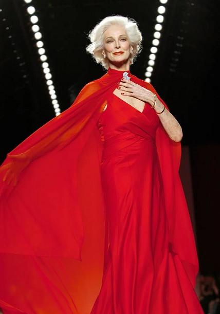 超模女王卡门：三次婚姻不幸，83岁有小鲜肉男友，89岁还上台走秀