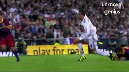 球王假装老人踢足球,内马尔假摔和c罗假摔哪个多