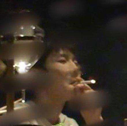 因当众吸烟被罚的，居然是一直以“国民弟弟”形象出现的他？