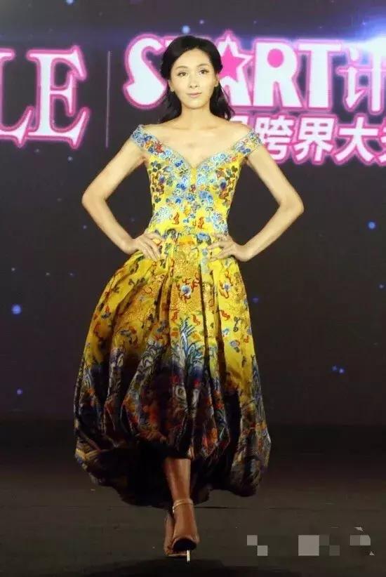 杨幂一身粉色修身礼服少女感十足,杨幂中国衣服