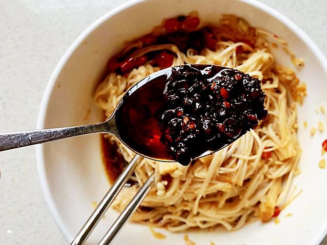 凉拌金针菇的家常做法酸辣美味,香辣金针菇怎么凉拌好吃