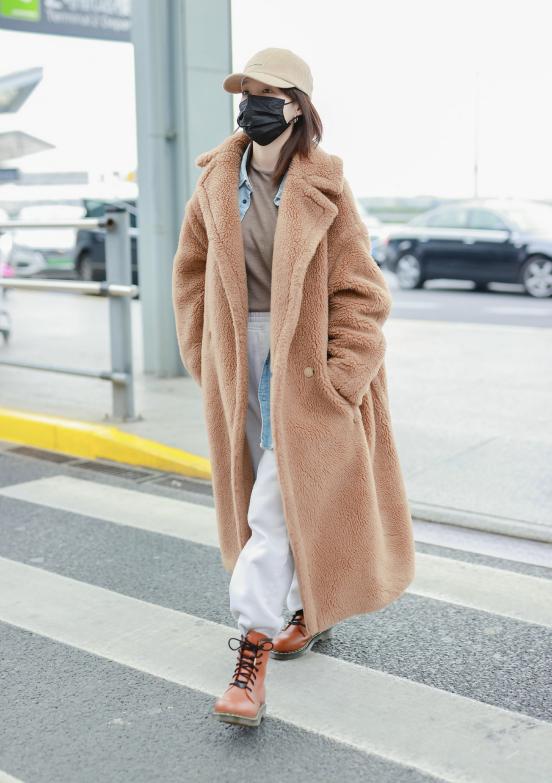 李沁穿湖蓝色大衣清新又高级！搭配同色系打底衫，气质满满好美丽