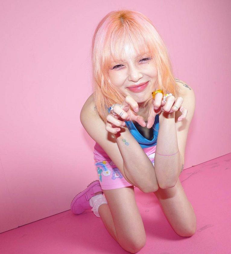 金泫雅穿黑色牛仔衣,金泫雅黑色格子衣服