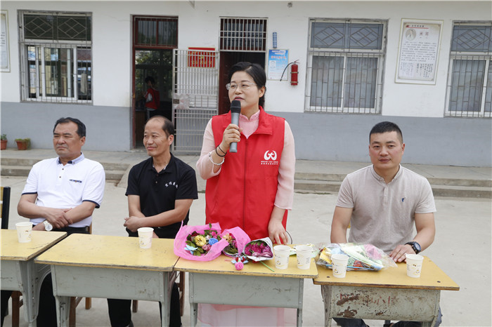 六一儿童节献爱心慰问活动,关爱困境儿童六一慰问暖童心