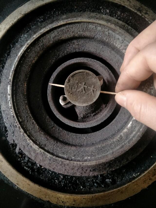 煤气灶上面放一个东西加大火力,煤气灶有个小机关只需动一动