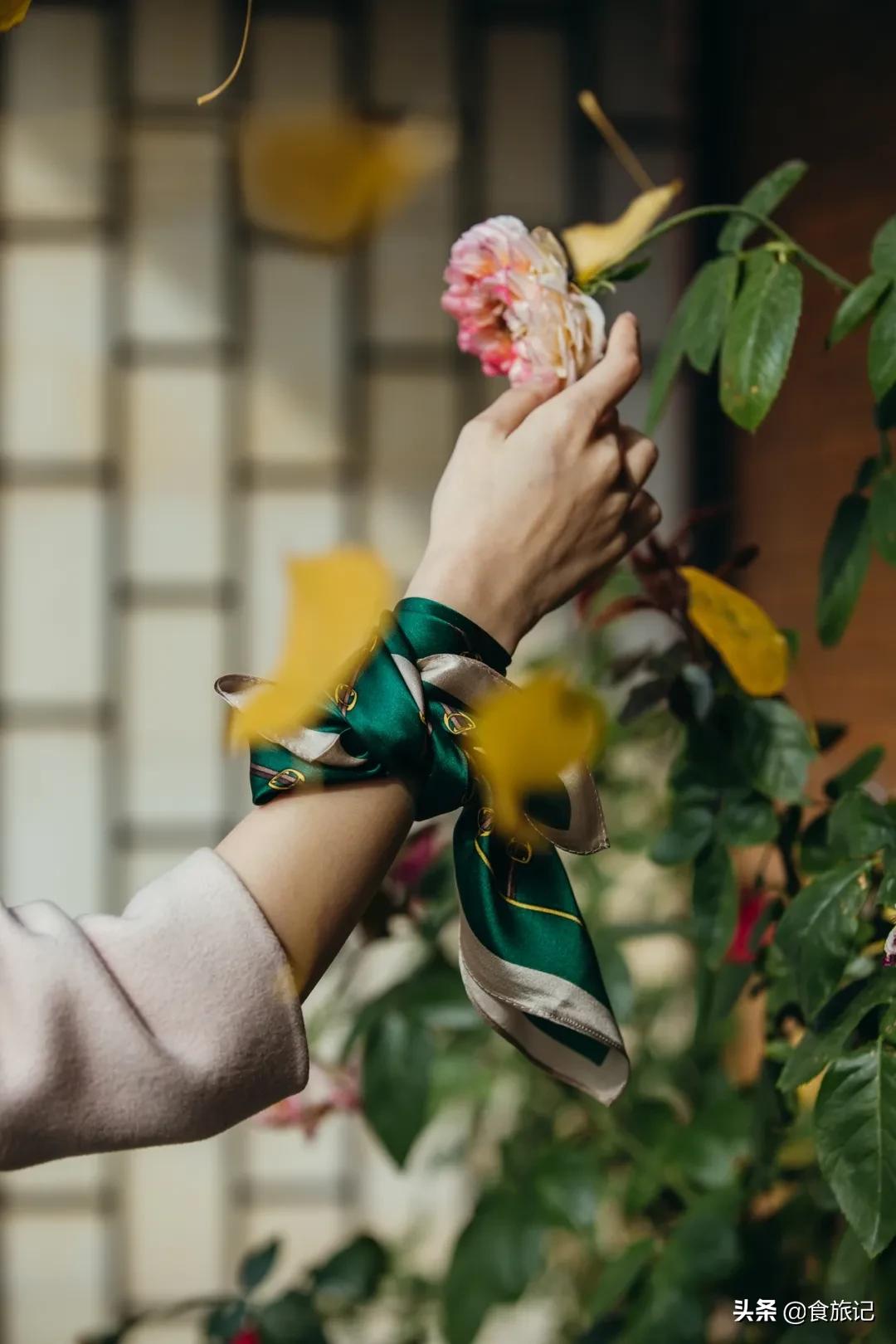 丝巾的气质系法,一条小小的丝巾可以点缀你的气质