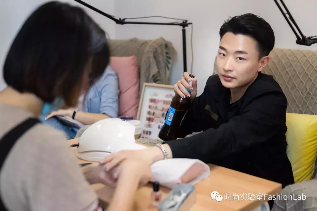 我应该给这些被骗来做美甲的男生道个歉