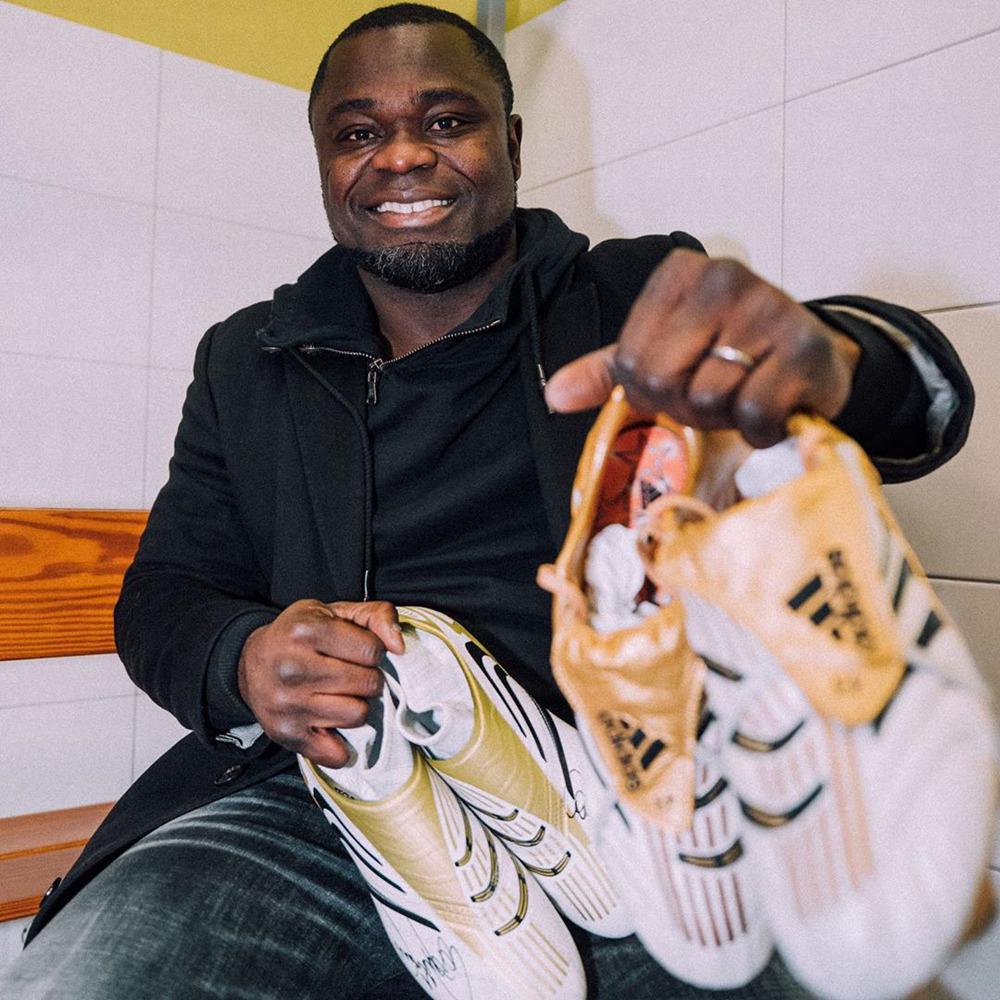 近期球员上脚战靴一览,波多尔斯基右脚