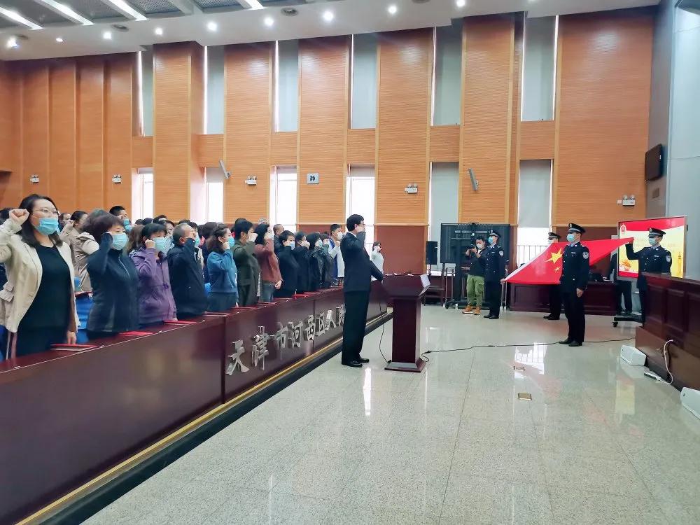 百名人民陪审员宣誓就职,54名人民陪审员宣誓