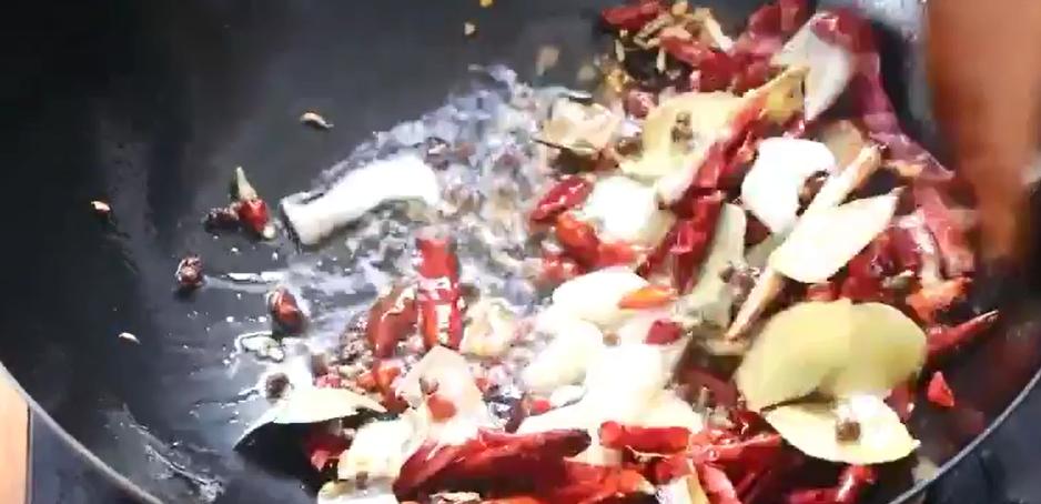 这才是麻辣绝味鸭脖正宗做法,鸭脖怎么样做肉质紧实