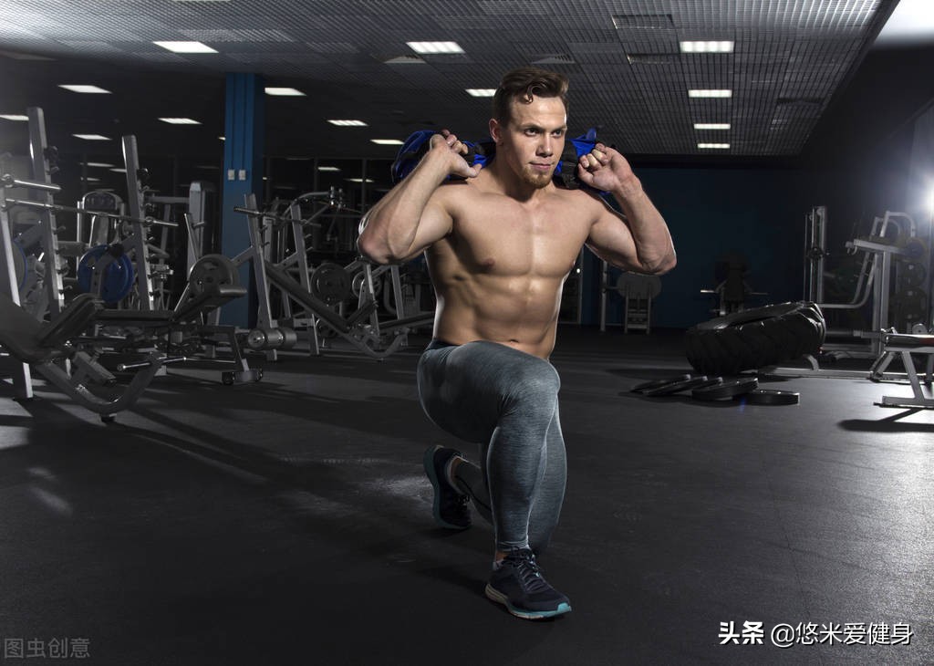 一天300个深蹲算过度吗,一次做100深蹲和分批做100深蹲