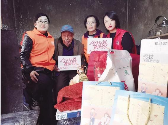爱心传递正能量帮助孤寡老人定远,爱心公益关爱老人正能量