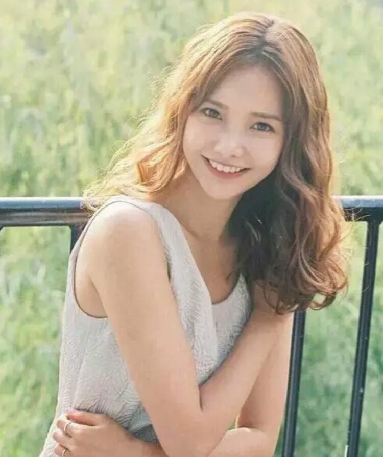 适合圆脸细软塌烫的卷发,大脸圆脸适合怎样披头散发