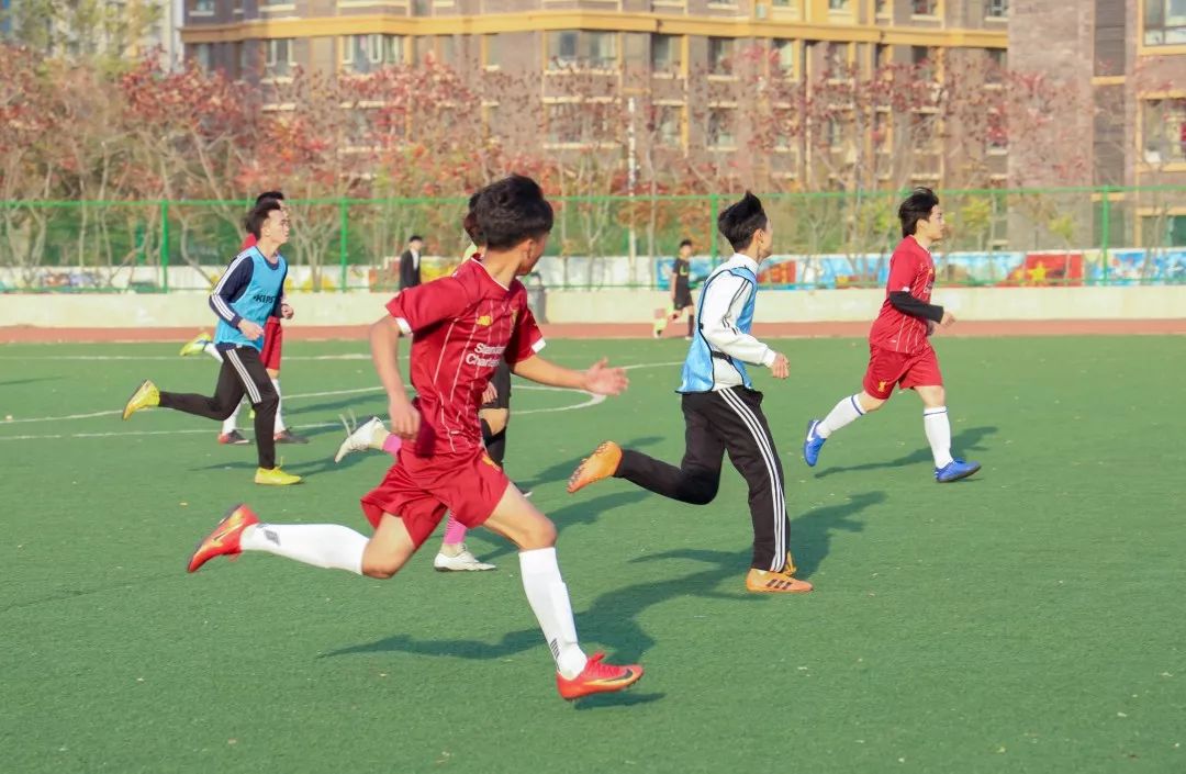 绿茵驰骋挥洒青春辽传首届“双建杯”足球赛火热开赛