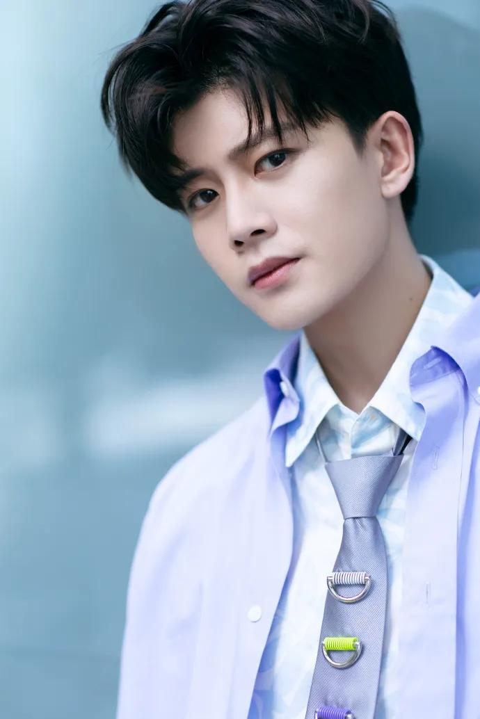 厚刘海遮挡脸型,厚刘海遮住眼睛