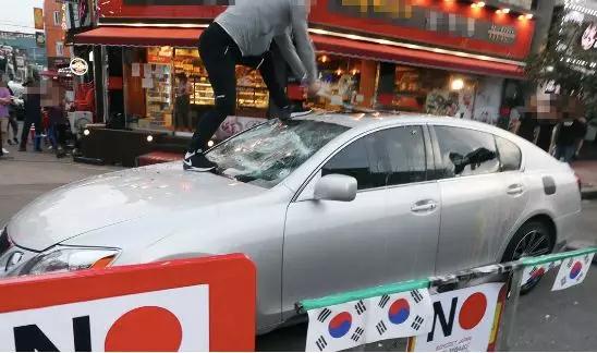 韩国人反击日本主妇,韩国民众对安倍的反应