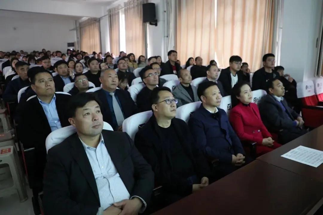 枣庄翔宇中学召开教职工例会暨李群谋主席光荣退休欢送会