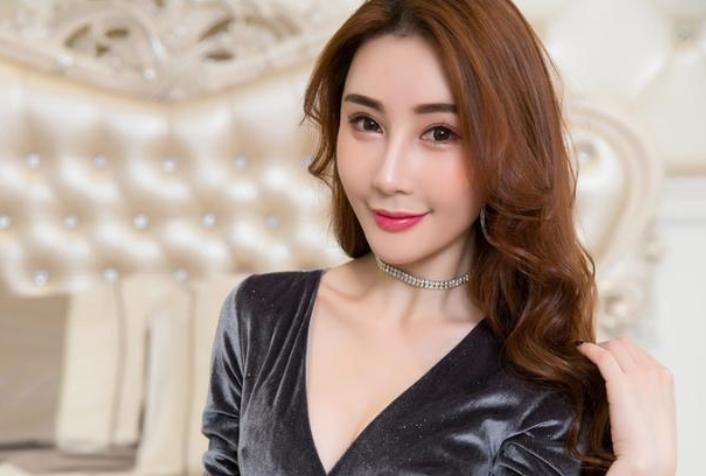 皮肤比较黑，希望通过穿搭显白一些，怎么办？