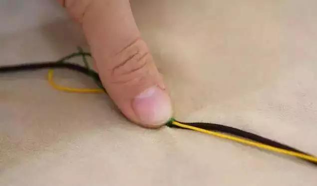 手编绳吊坠怎么打结,四股手编绳打结收尾