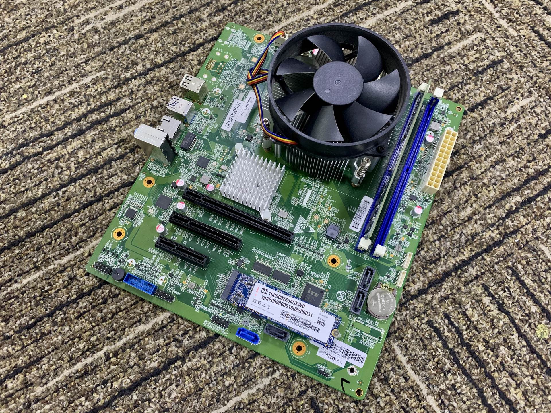 龙芯台式机是什么系统,龙芯处理器台式电脑