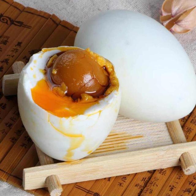 咸鸭蛋太咸了怎么处理才好吃,咸鸭蛋太咸了怎么吃才好吃