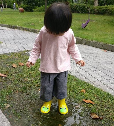 不让宝宝触碰脏东西,家长这四大习惯对宝宝有害