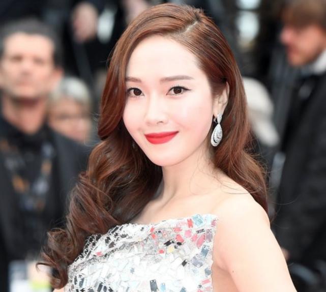 少女时代Jessica发售自传式小说，离开SM的原因值得关注