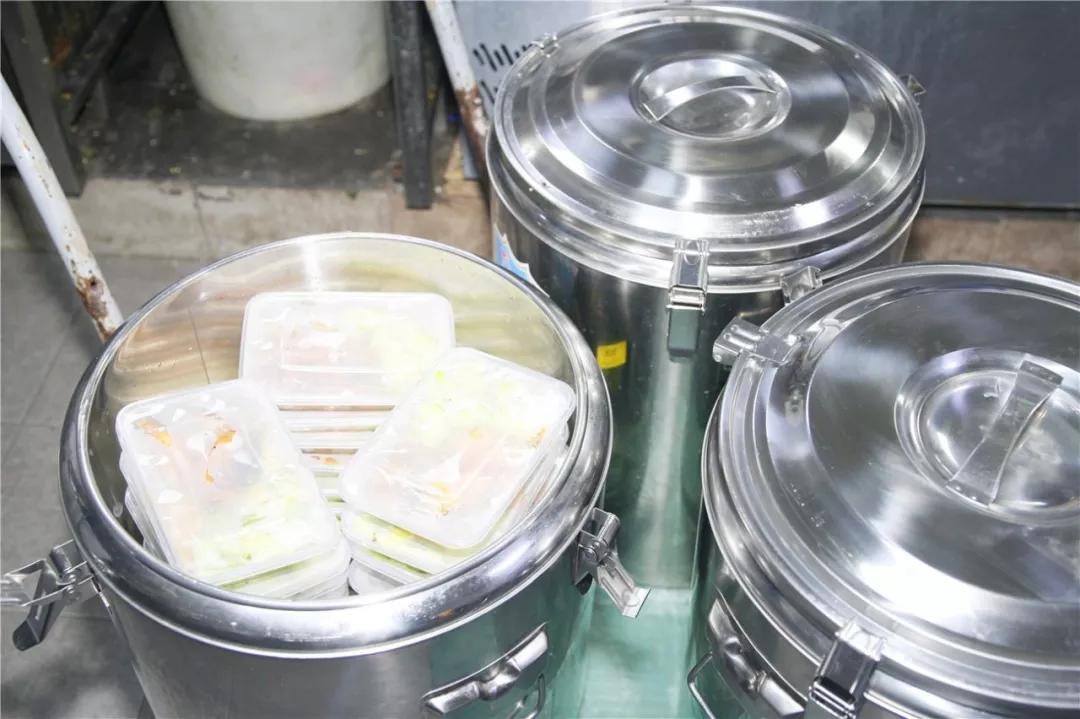 南浔这家企业每天向卡点送去150多份爱心餐