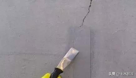 混凝土楼面开裂原因及处理方法,桥面混凝土开裂是什么原因