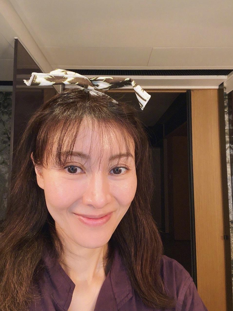 李嘉欣带儿子逛超市,李嘉欣和儿子同框穿搭